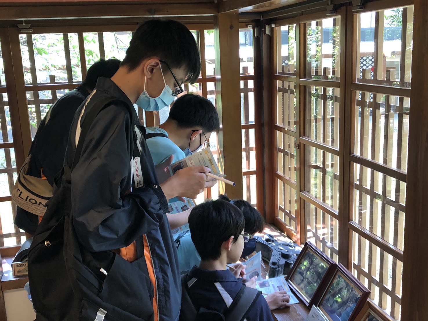 08_參觀新竹241藝術空間，脫下鞋子入展間與作品互動